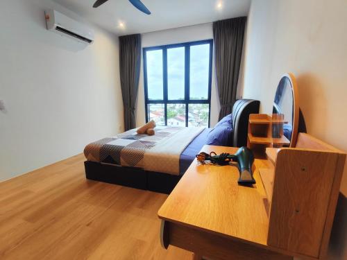 古晋Armadale Galacity Minimalist 3 Bedrooms Entire Apartment的一间卧室配有一张床、一张桌子和一个窗户。