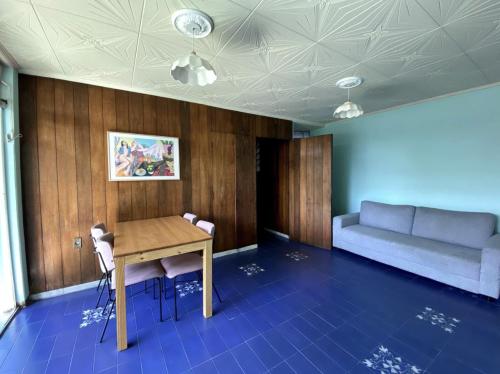 贝洛奥里藏特Apto enorme varanda reformado Mater Dei e hospitais的客厅配有桌子和沙发