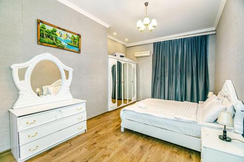 巴库Baku Apartment CH的一间卧室配有一张床、梳妆台和镜子