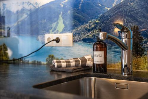 卡普伦Appartements by Hofer的一瓶葡萄酒坐在厨房水槽旁