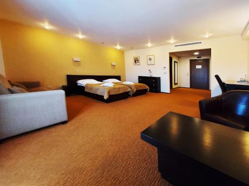 巴克乌C&C Karo Resort的酒店客房,设有两张床和一张沙发
