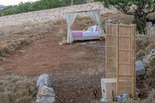 YeránionStar Sleep Gerani Rethymno的墙上的田野里的一个床位