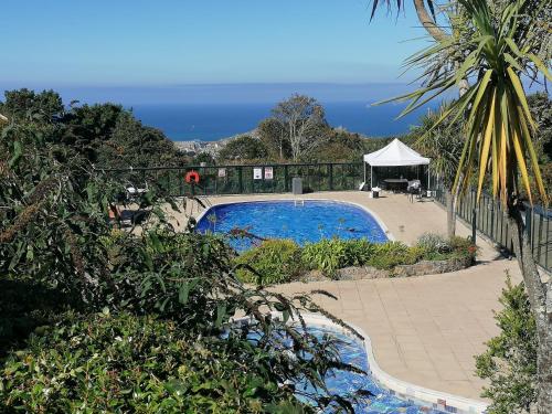 圣艾夫斯特里格纳城堡度假酒店的一个带桌子和凉亭的游泳池