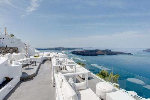 菲罗斯特法尼Dana Villas & Infinity Suites的从酒店阳台可欣赏到海景