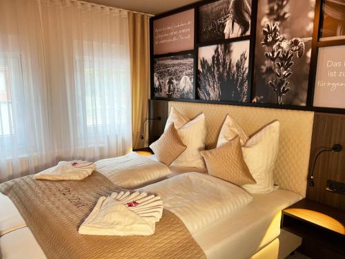 新基兴Hotel Da Toni的床上有两条毛巾