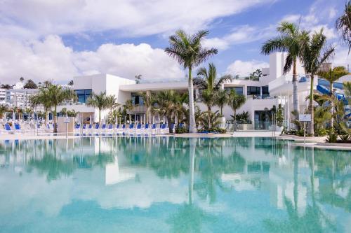 波多黎各Servatur Puerto Azul的度假村前的大型游泳池