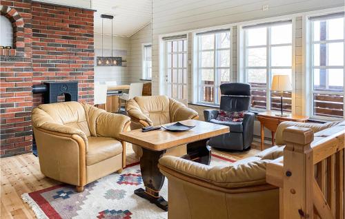 MidsundNice Home In Midsund With Kitchen的客厅配有皮革家具和砖墙