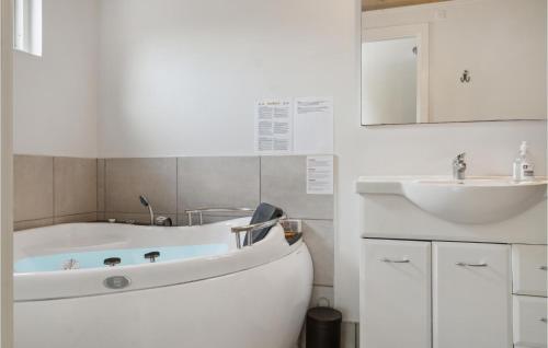 博托比Nice Home In Vggerlse With Wifi的白色的浴室设有浴缸和水槽。