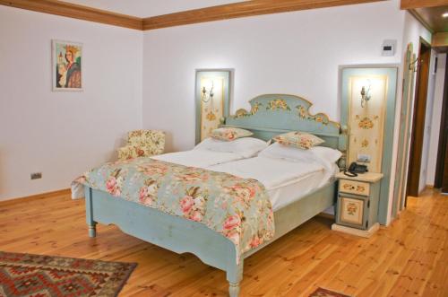 布加勒斯特Casa Comana Boutique Hotel的一间卧室配有一张蓝色框架床和一张桌子
