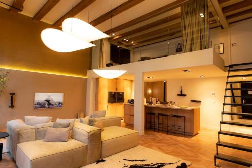 阿姆斯特丹Newly renovated luxurious 200 SQM loft in city centre的带沙发的客厅和厨房