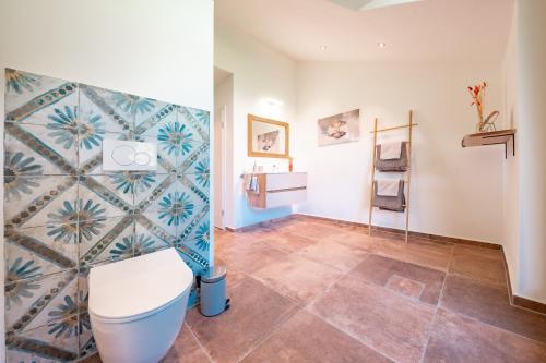 萨默贝格Naturliebe Samerberg的一间带卫生间的浴室,铺有瓷砖地板。