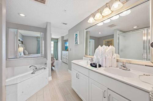 代托纳海滩Luxury 20th Floor 2 BR Condo Direct Oceanfront Wyndham Ocean Walk Resort Daytona Beach | 2027的一间带两个盥洗盆和大镜子的浴室