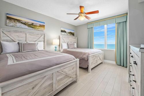 代托纳海滩Luxury 20th Floor 2 BR Condo Direct Oceanfront Wyndham Ocean Walk Resort Daytona Beach | 2027的一间卧室配有两张床和吊扇