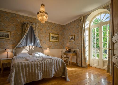 瑟莱河畔孔代L'Orangerie du Grand Jardin的一间卧室设有一张床、一个窗口和一张桌子