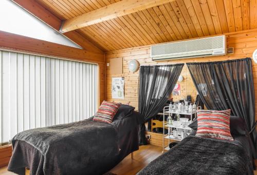 康福斯松湖钻石度假酒店的一间卧室配有两张床和空调。