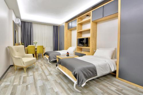 伊斯坦布尔North Blue Life的一间酒店客房,设有两张床和一间餐厅