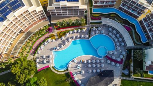 锡德Akra Sorgun Tui Blue Sensatori - Ultra All Inclusive的享有带游泳池的度假村的空中景致