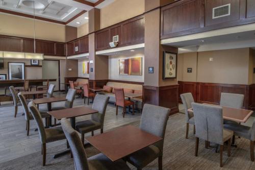 诺福克诺福克机场汉普顿套房酒店的用餐室配有桌椅