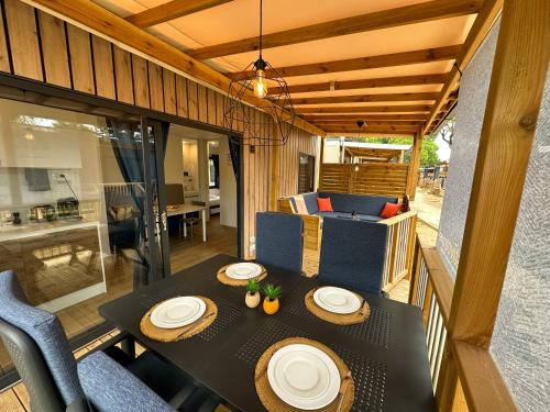 利多迪耶索罗Estivo Premium Deluxe mobile homes on Camping Malibu Beach的客厅配有餐桌和椅子