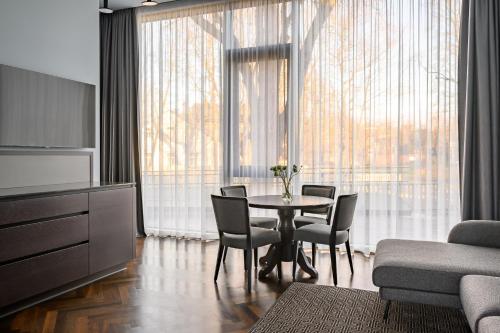 利耶帕亚Roze Peldu Residence的客厅配有桌椅和沙发