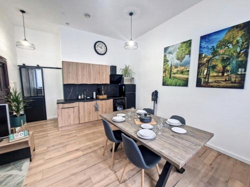 尼姆Nimes: Appartement l'Auguste Centre-Ville.的厨房以及带桌椅的用餐室。