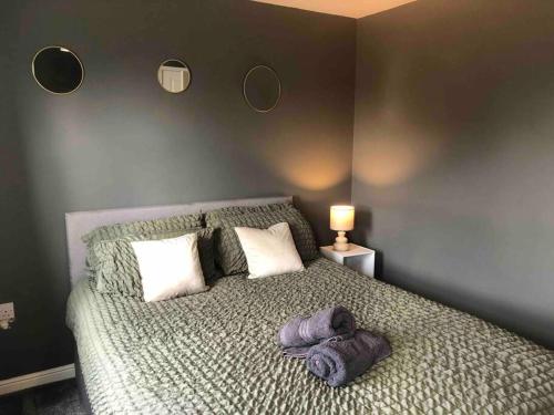 BrumbyGreyfriar House的一间卧室配有一张床铺,床上铺有紫色毯子