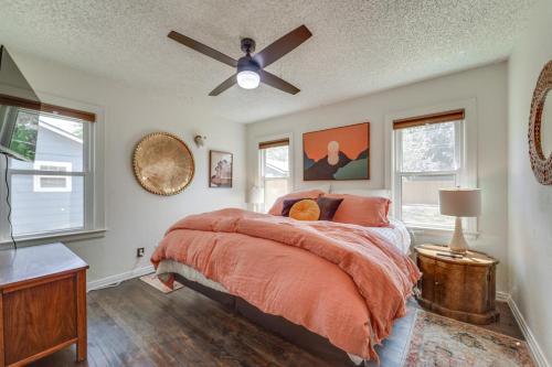 拉伯克Lubbock Rental Home Near Texas Tech University!的一间卧室配有一张床和吊扇