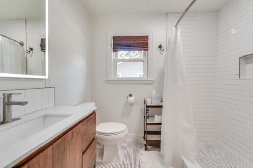 拉伯克Lubbock Rental Home Near Texas Tech University!的白色的浴室设有卫生间和淋浴。