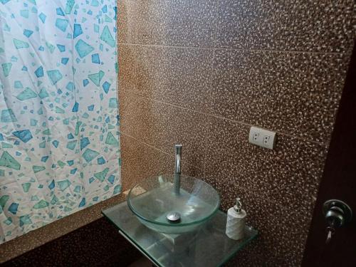 阿雷基帕DEPARTAMENTO EN YANAHUARA 3er piso的浴室设有玻璃桌上的玻璃碗水槽