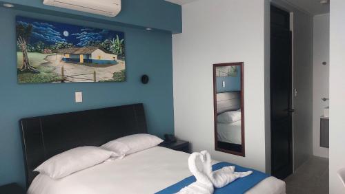 圣伊西德罗Lucky`s Hotel & Casino的一间卧室配有一张壁画床