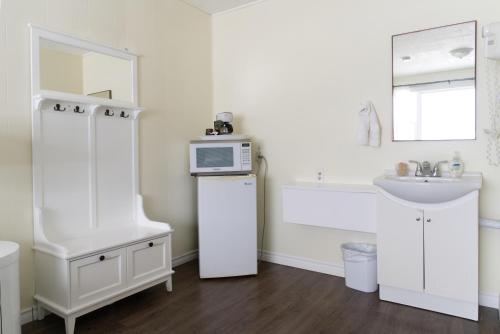 奥里利亚湖滨酒店的白色的浴室设有水槽和微波炉。