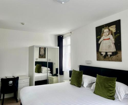 圣赫利尔泽西Sarum Apart-Hotel的一间卧室配有两张床和镜子