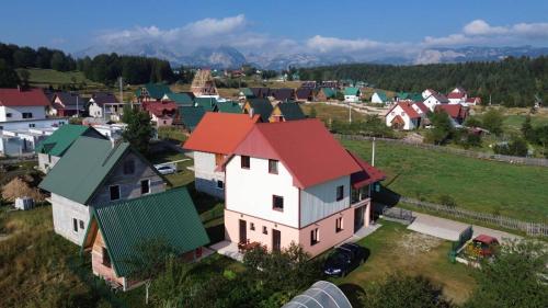 扎布利亚克Deluxe Studio & Rooms Zarubica的享有小村庄的空中景致,设有房屋