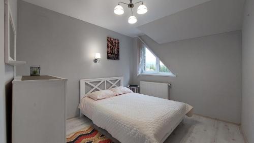 斯拉夫西克Koteg LEMBERG的白色的卧室设有床和窗户
