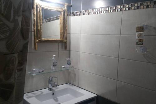 黑角ptit coin hibiscus的一间带水槽和镜子的浴室