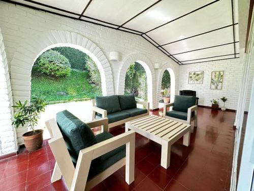 圣萨尔瓦多Outstanding House in San Benito!的带沙发和桌椅的客厅