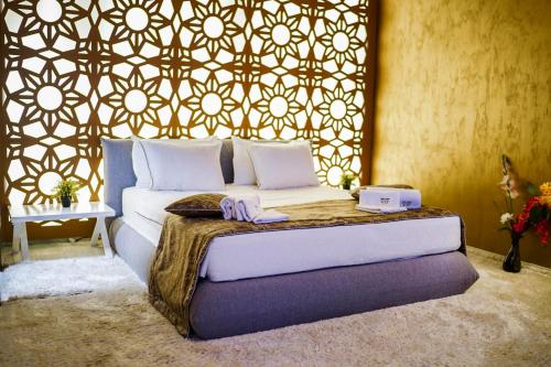 格拉瓦塔斯VIP House Glavatarski Han的一间卧室配有一张床,上面有两条毛巾