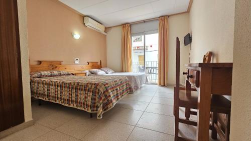 布拉内斯Hostal Los Maños的酒店客房设有两张床和一个阳台。