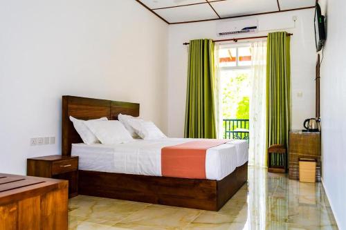 蒂瑟默哈拉默Yala Hotel Elephant Eye的一间卧室设有一张大床和一个窗户。