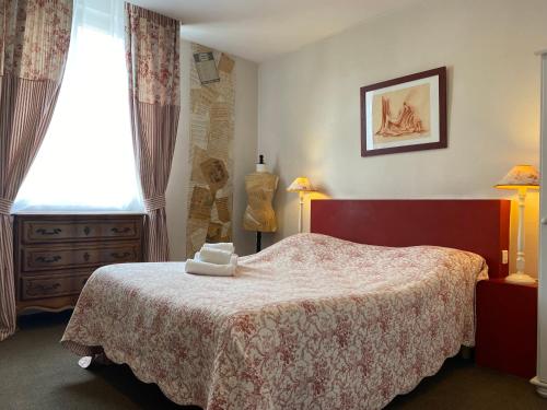 南特圣耶弗酒店的一间卧室设有一张床和一个窗口
