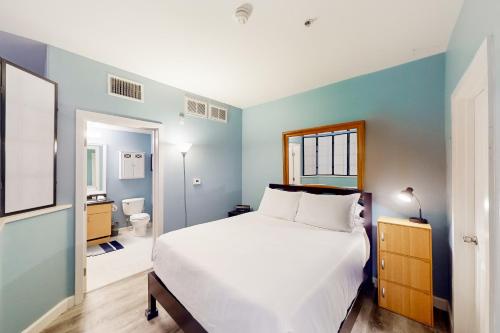 圣地亚哥San Diego's Diamond的一间带白色床的卧室和一间浴室