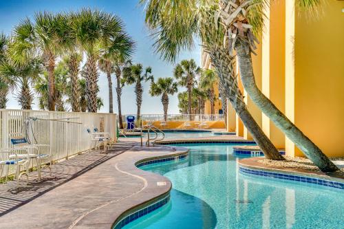 巴拿马城海滩Splash Beach Resort by Panhandle Getaways的度假村内棕榈树游泳池