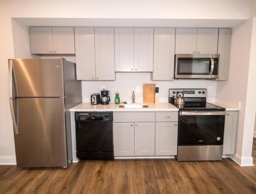 华盛顿The Josi:Elegant space and view的厨房配有白色橱柜和不锈钢用具