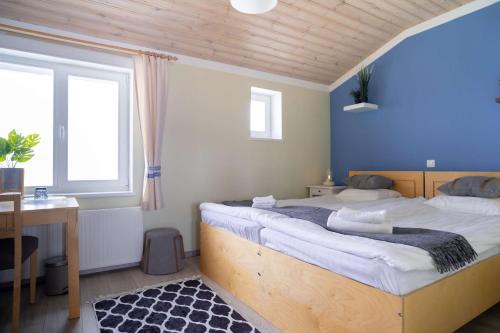 HiiessaareRoograhu guesthouse&resto的一间卧室设有一张蓝色墙壁的大床