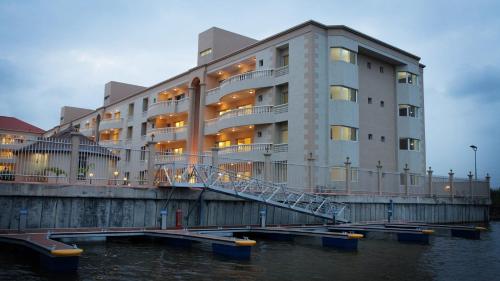 拉各斯Guided Hospitality - Luxury Accommodations的水体旁边的建筑物