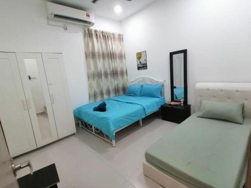 Kampong ChinchangMysha KLIA F1 Homestay with pool,WiFi , Netflix的一间卧室配有两张床和镜子