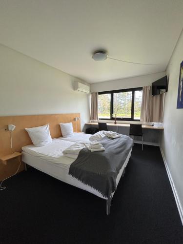 勒兹比斯道普希里普酒店的一间卧室,卧室内配有一张大床