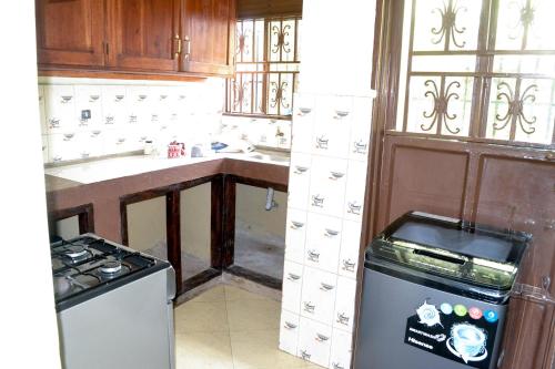 Njeruolive Palm Suites的厨房配有炉灶和冰箱。