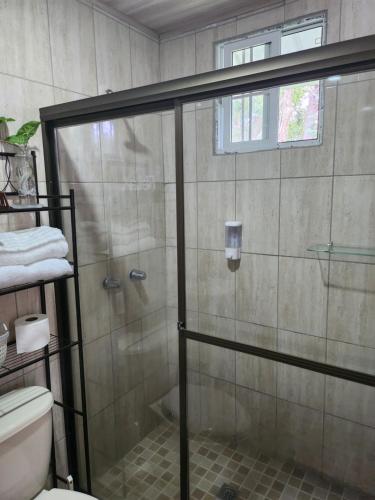 Alto BoqueteBonvivant Boquete的浴室里设有玻璃门淋浴