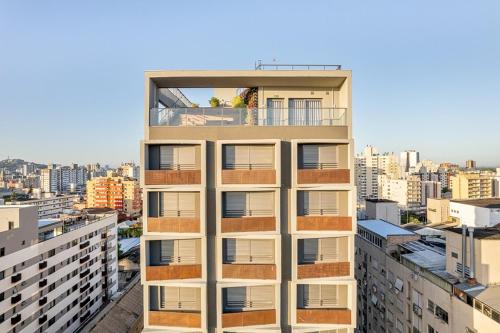 阿雷格里港Studio JP Redenção的城市顶部带阳台的建筑